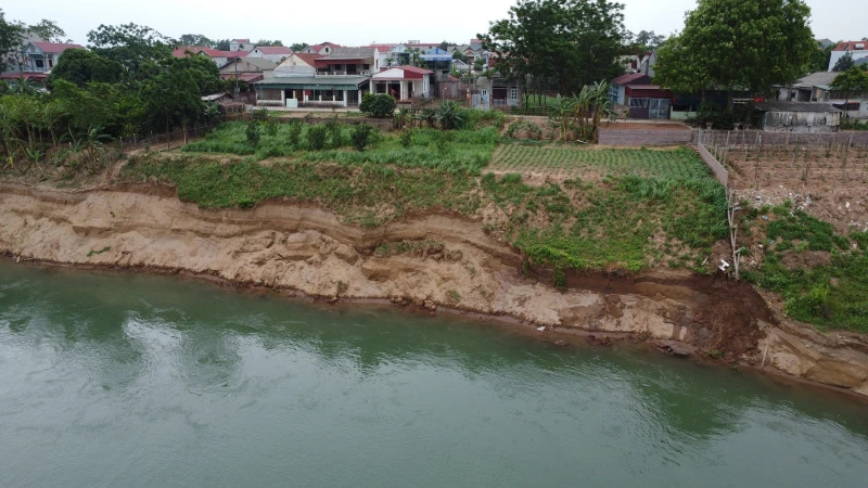 Sạt lở nghiêm trọng đe dọa đến tính mạng, tài sản của người dân khu 13 xã Dân Quyền, huyện Tam Nông, tỉnh Phú Thọ.
