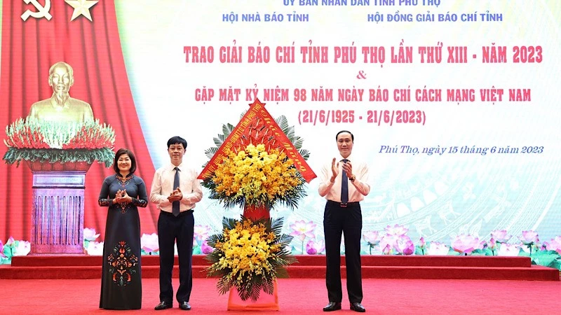 Phó Bí thư Thường trực Tỉnh ủy Phú Thọ Phùng Khánh Tài tặng hoa chúc mừng Ngày Báo chí Cách mạng Việt Nam.