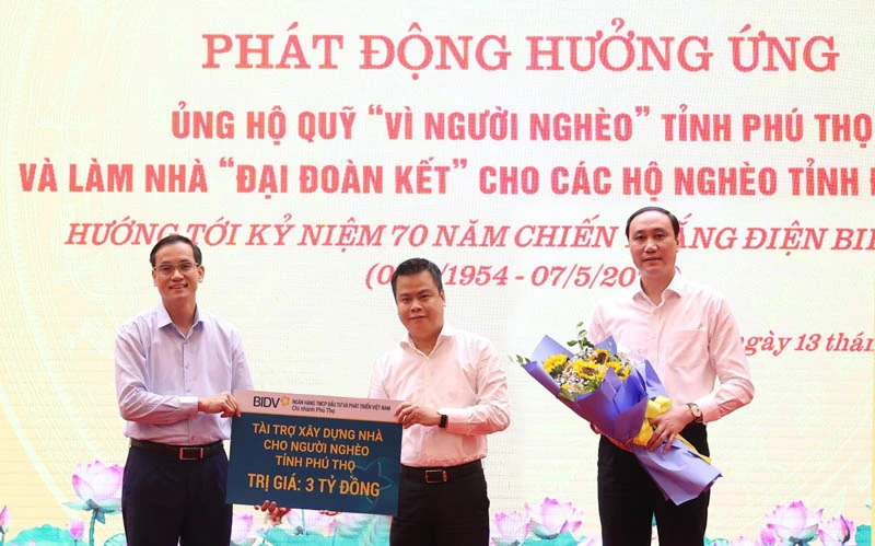 Lãnh đạo tỉnh Phú Thọ tặng hoa và nhận biểu trưng của các đơn vị ủng hộ quỹ.