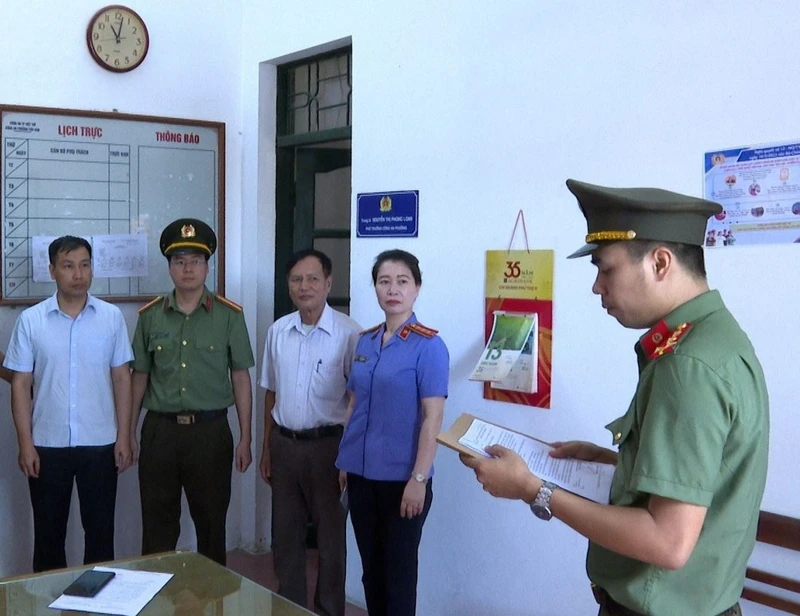 Cơ quan điều tra đọc lệnh bắt bị can để tạm giam đối với Nguyễn Tiến Lâm.