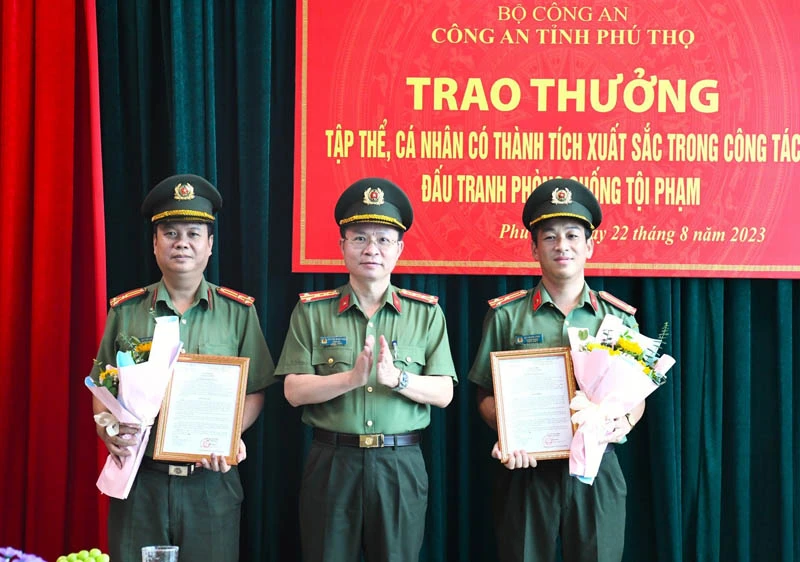 Lãnh đạo Công an tỉnh Phú Thọ trao thưởng cho Phòng An ninh điều tra và Phòng An ninh kinh tế.