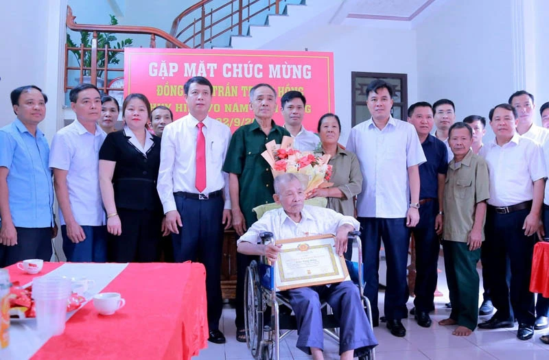 Lãnh đạo tỉnh Phú Thọ và huyện Thanh Sơn trao Huy hiệu 70 năm tuổi Đảng cho đảng viên Trần Trọng Hồng ở huyện Thanh Sơn.