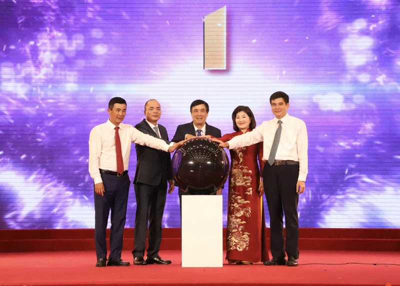 Các đại biểu thực hiện nghi thức tích hợp kênh truyền hình Phú Thọ trên nền tảng số Quốc gia.