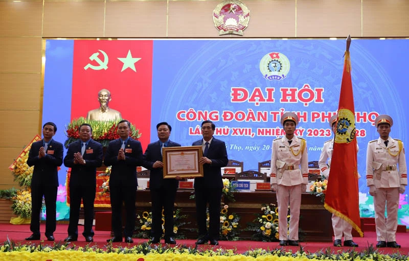Bí thư Tỉnh ủy Phú Thọ Bùi Minh Châu trao Huân chương Lao động hạng Nhì cho Liên đoàn Lao động tỉnh Phú Thọ.