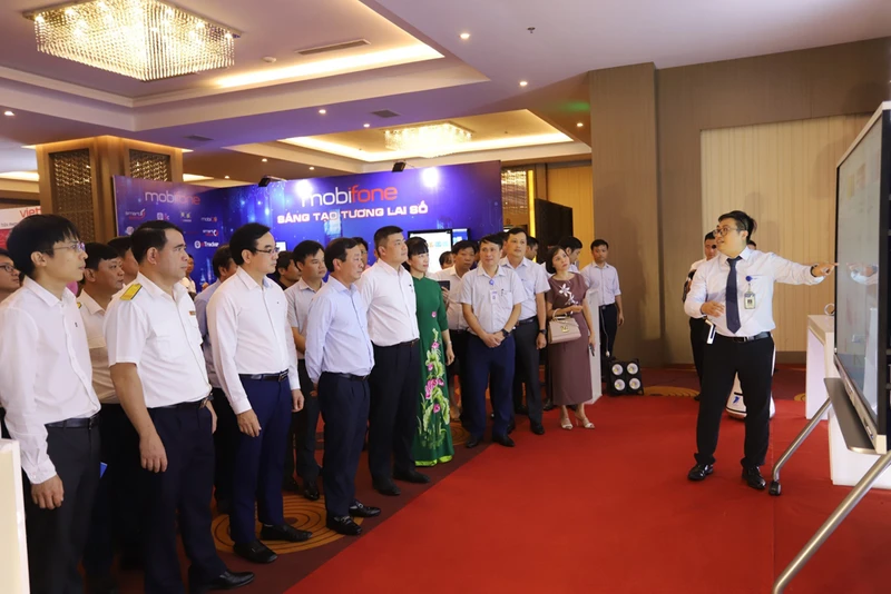 Chủ tịch Ủy ban nhân dân tỉnh Phú Thọ Bùi Văn Quang cùng lãnh đạo Sở Thông tin và Truyền thông nghe các doanh nghiệp viễn thông giới thiệu mô hình chuyển đổi số. 