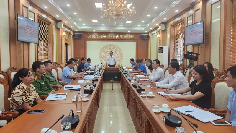Ủy ban nhân dân huyện Cẩm Khê thông tin về công tác giải phóng mặt bằng và tiến hành cưỡng chế thu hồi đất phục vụ dự án khu công nghiệp Cẩm Khê.