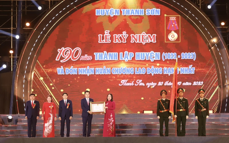 Phó Chủ tịch nước trao Huân chương Lao động hạng Nhất cho Đảng bộ, chính quyền và nhân dân huyện Thanh Sơn.