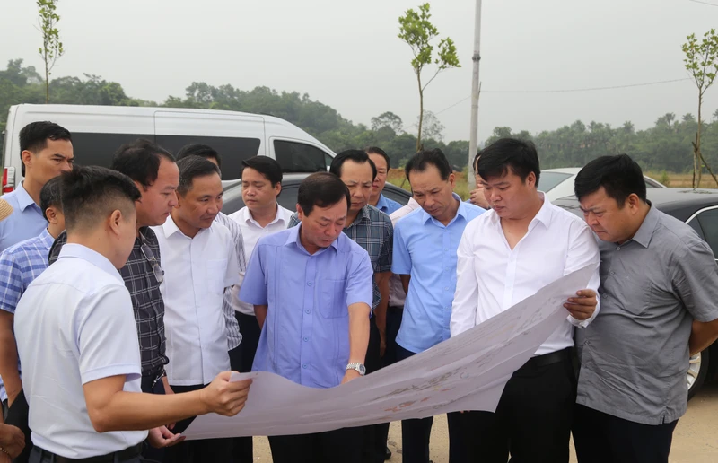 Chủ tịch Ủy ban nhân dân tỉnh phú Thọ Bùi Văn Quang kiểm tra, chỉ đạo đẩy nhanh tiến độ xây dựng Khu công nghiệp Cẩm Khê.
