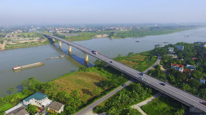 Cầu Vĩnh Phú bắc qua sông Lô nối hai tỉnh Phú Thọ và Vĩnh Phúc được hoàn thành đưa vào sử dụng góp phần phát triển kinh tế-xã hội của tỉnh.