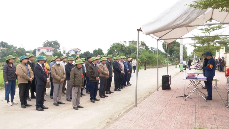 Các lực lượng chức năng huyện Thanh Thủy đọc quyết định cưỡng chế thu hồi đất của 7 hộ gia đình, cá nhân.