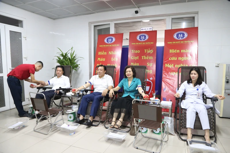 Lãnh đạo ngành y tế Phú Thọ hiến máu hưởng ứng chương trình "Giọt hồng blouse trắng đất Tổ".