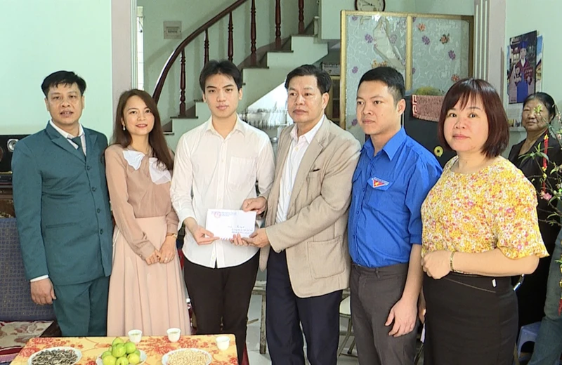 Đại diện Mặt trận Tổ quốc và các đoàn thể phường Thọ Sơn, thành phố Việt Trì tặng quà động viên công dân trên địa bàn phường lên đường nhập ngũ. 