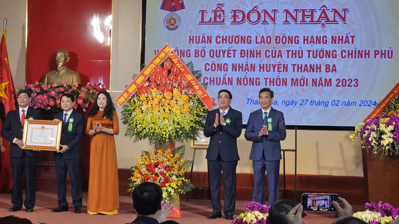 Bí thư Tỉnh ủy Phú Thọ Bùi Minh Châu tặng hoa và trao Quyết định đạt chuẩn nông thôn mới cho huyện Thanh Ba.