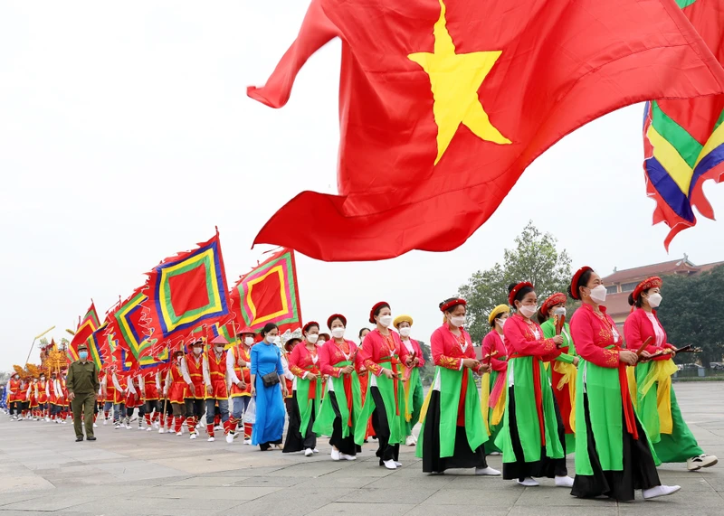 Lễ rước kiệu của các xã vùng ven về Khu di tích lịch sử Đền Hùng là một trong những hoạt động văn hóa đặc sắc được tổ chức thường niên tại Lễ Giỗ Tổ Hùng Vương.
