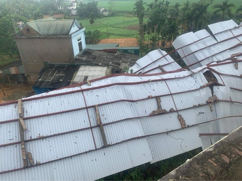 Một ngôi nhà của người dân bị tốc mái do mưa bão và giông lốc.