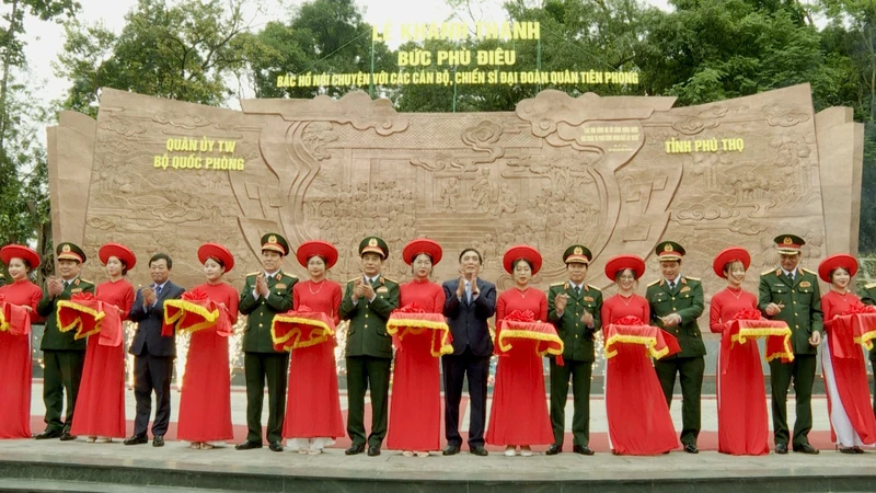 Lãnh đạo Bộ Quốc phòng và tỉnh Phú Thọ cắt băng khánh thành bức phù điêu "Bác Hồ nói chuyện với Đại đoàn quân tiên phong".