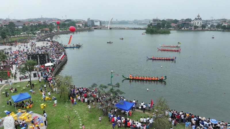 Hàng vạn người dân và du khách thập phương có mặt tại hồ Công viên Văn Lang từ rất sớm để chứng kiến sự tranh đua quyết liệt của các đội chải.