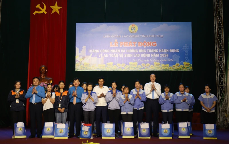 Lãnh đạo tỉnh Phú Thọ trao quà cho công nhân, người lao động có hoàn cảnh khó khăn.