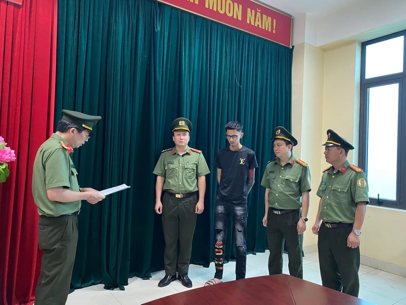 Cơ quan điều tra đọc quyết định khởi tố bị can và bắt tạm giam đối tượng Phan Quang Tùng.