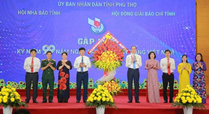 Lãnh đạo tỉnh Phú Thọ tặng hoa chúc mừng các thế hệ làm báo tỉnh Phú Thọ nhân Kỷ niệm 99 năm Ngày Báo chí cách mạng Việt Nam.