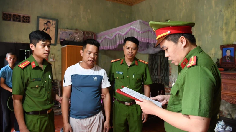 Cơ quan điều tra tống đạt quyết định khởi tố vụ án, khởi tố bị can và bắt tạm giam đối tượng Lê Xuân Hùng.