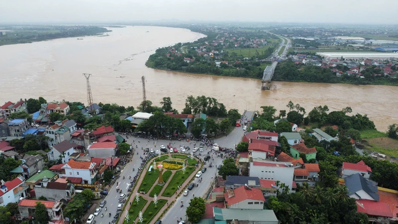 Cầu Phong Châu bị sập khiến nhiều người và phương tiện rơi xuống sông.