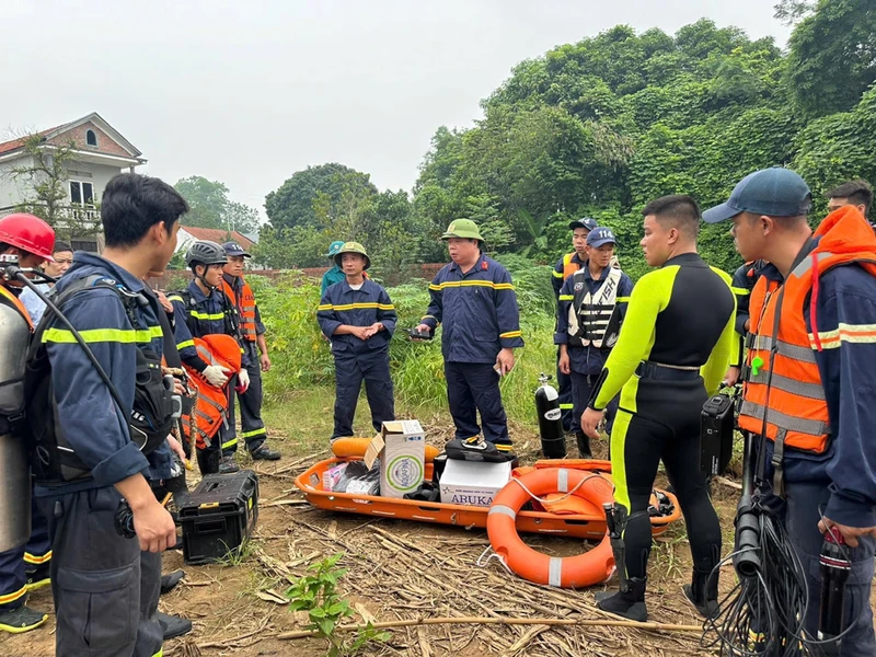 Cán bộ, chiến sĩ Công an tỉnh được trang bị nhiều thiết bị hiện đại để tiếp cận hiện trường.