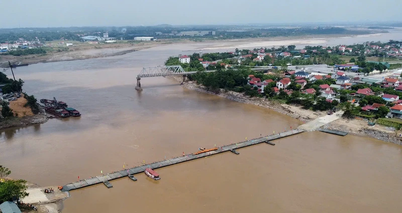 Cầu phao Phong Châu được ghép hoàn chỉnh phục vụ nhu cầu đi lại của người dân.