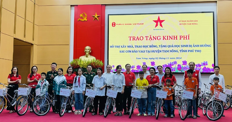 Tặng xe đạp cho học sinh có hoàn cảnh đặc biệt khó khăn trên địa bàn huyện Tam Nông.