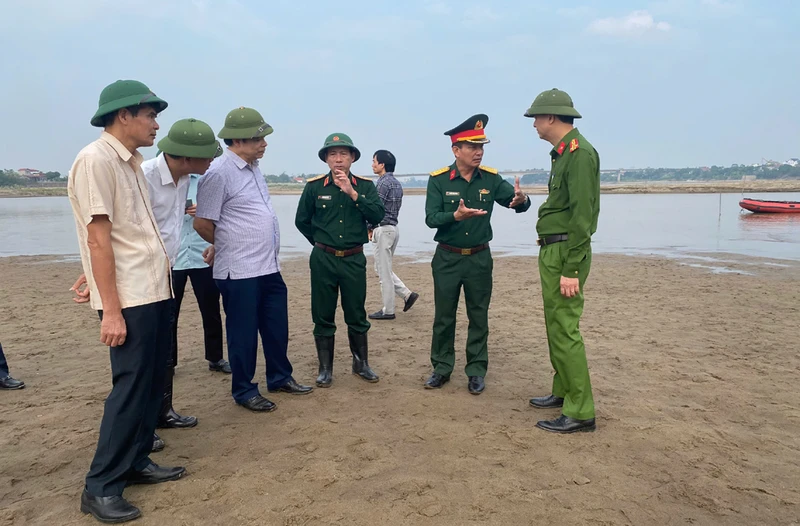 Lãnh đạo tỉnh Phú Thọ và Quân Khu 2 trực tiếp có mặt tại hiện trường để chỉ đạo công tác tìm kiếm các nạn nhân mất tích.