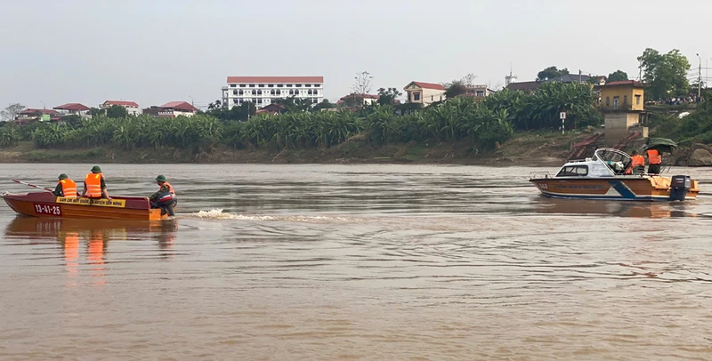 Bộ Chỉ huy Quân sự tỉnh Phú Thọ huy động nhiều lực lượng, phương tiện để tìm kiếm các học sinh mất tích do đuối nước. (Ảnh NGỌC LONG)