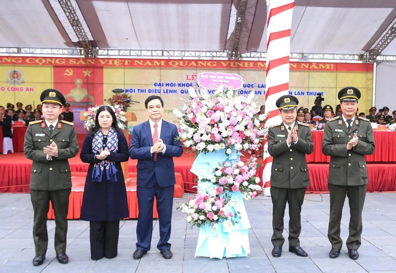 Lãnh đạo tỉnh Phú Thọ chúc mừng Đại hội khỏe Vì an ninh Tổ quốc.