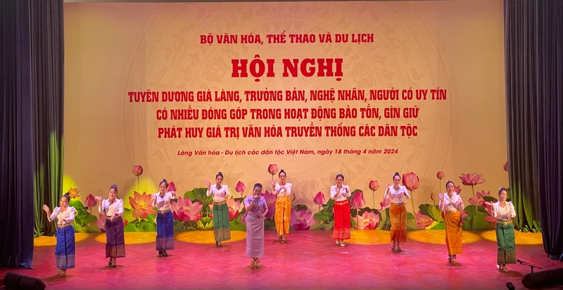 Biểu diễn nghệ thuật chào mừng Ngày Văn hóa các dân tộc Việt Nam.