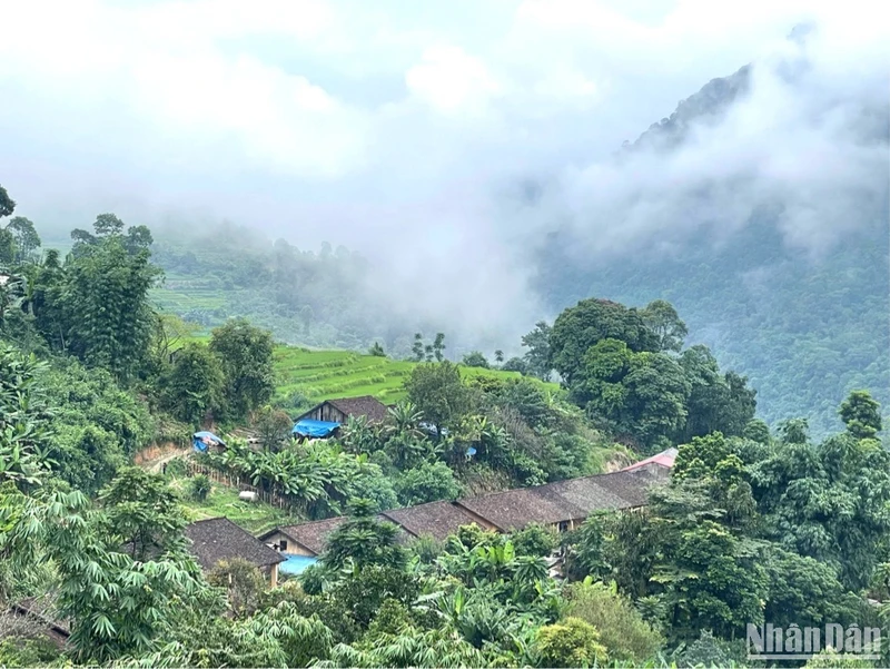 Nhóm hộ Nà Rẻo hòa mình trong thiên nhiên xanh mát.