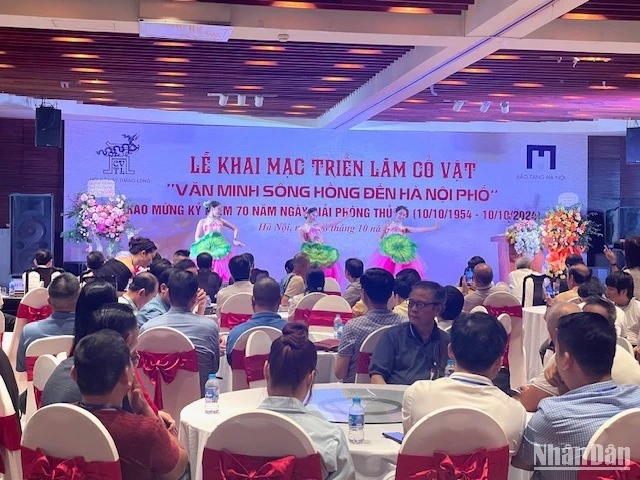 Văn nghệ chào mừng khai mạc triển lãm.