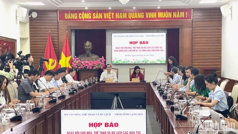 Quang cảnh họp báo. 