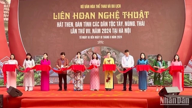 Các đại biểu cắt băng khai mạc liên hoan. 