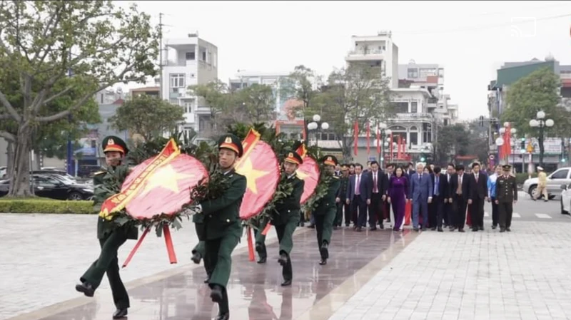 Đoàn cán bộ tỉnh Hải Dương dâng hoa tưởng niệm các Anh hùng liệt sĩ.