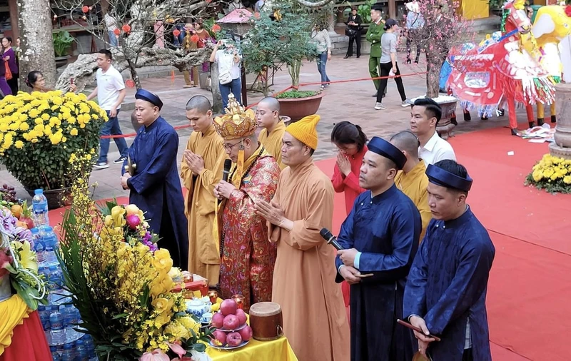 Các bậc chư tăng và Ban tổ chức Lễ đàn Mông Sơn thí thực.
