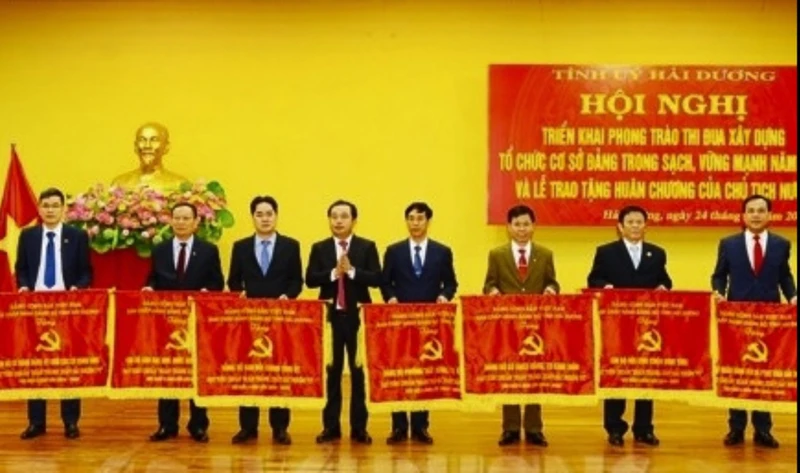 Lãnh đạo tỉnh Hải Dương tặng Cờ thi đua cho các tổ chức cơ sở đảng hoàn thành xuất sắc nhiệm vụ 5 năm liên tục (2018-2022).