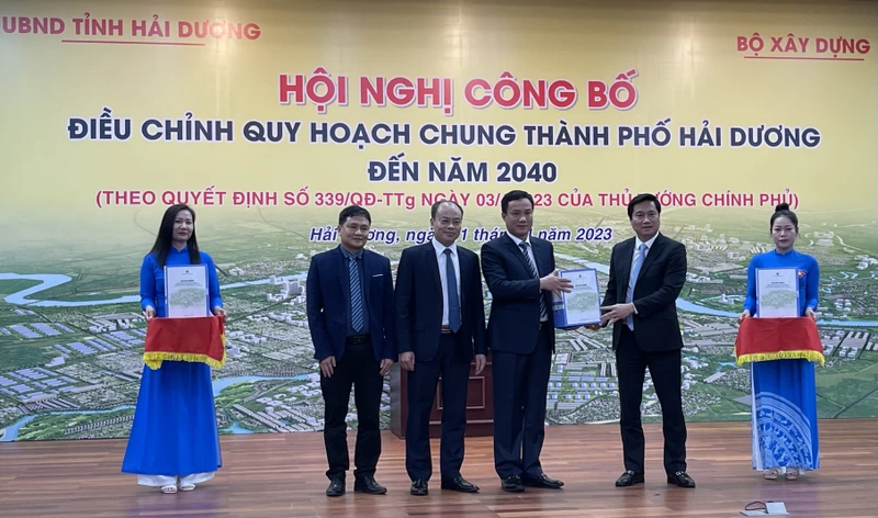 Lãnh đạo Bộ Xây dựng trao bộ hồ sơ điều chỉnh quy hoạch chung thành phố Hải Dương đến năm 2040.