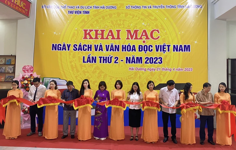 Cắt băng khai mạc Ngày Sách và Văn hóa đọc Việt Nam.