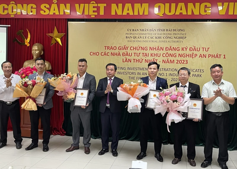 Lãnh đạo tỉnh Hải Dương chúc mừng 4 doanh nghiệp FDI được cấp giấy chứng nhận đầu tư.