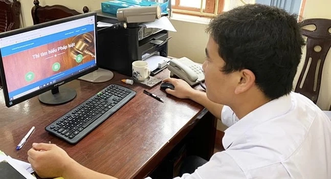Cán bộ tỉnh Hải Dương tham gia cuộc thi tìm hiểu pháp luật trực tuyến.