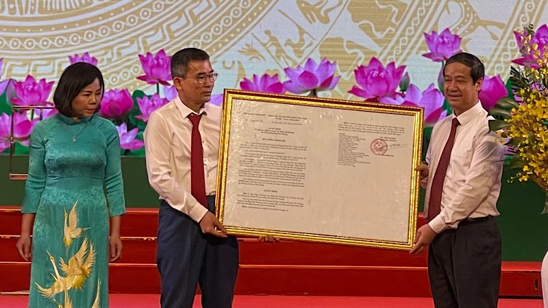 Bộ trưởng Giáo dục và Đào tạo Nguyễn Kim Sơn trao Quyết định sáp nhập trường Cao đẳng Hải Dương vào trường Đại học Hải Dương.