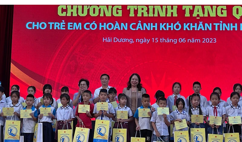 Phó Chủ tịch nước Võ Thị Ánh Xuân và Chủ tịch Ủy ban nhân dân tỉnh Hải Dương Triệu Thế Hùng tặng quà học sinh nghèo vượt khó tại huyện Thanh Hà.
