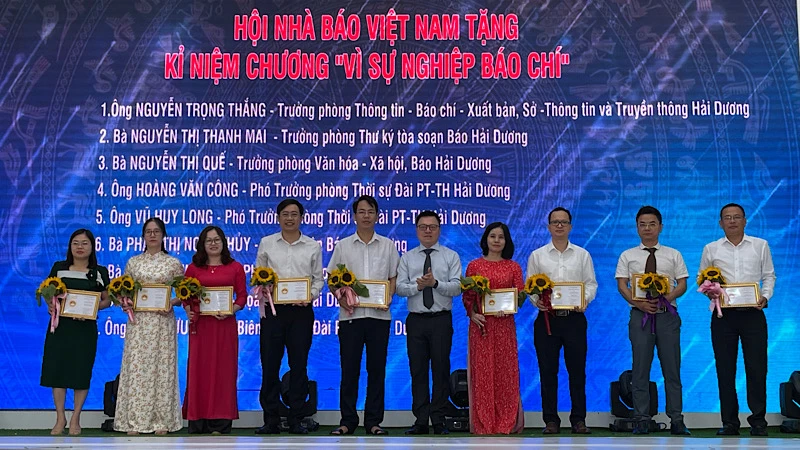 Chủ tịch Hội Nhà báo Việt Nam Lê Quốc Minh trao tặng Kỷ niệm chương “Vì sự nghiệp báo chí” cho những cán bộ có nhiều cống hiến.