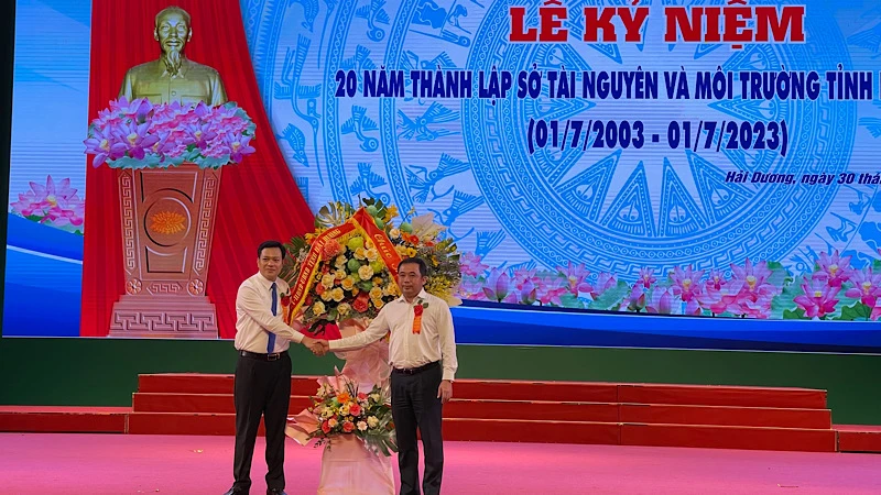 Bí thư Tỉnh ủy Hải Dương Trần Đức Thắng tặng hoa chúc mừng ngành Tài nguyên và Môi trường tỉnh.
