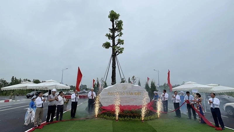 Các đại biểu thực hiện nghi lễ gắn biển đại lộ Võ Văn Kiệt.