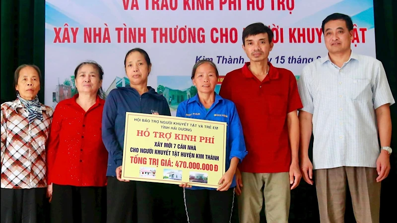Hội Bảo trợ người khuyết tật và trẻ em tỉnh Hải Dương trao tiền hỗ trợ xây, sửa nhà cho người khuyết tật ở huyện Kim Thành.